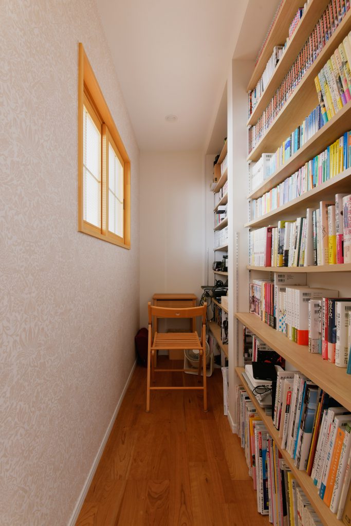 2階の書庫:隣の洋室に面する壁に室内窓を設け、採光を取れるようにしました。