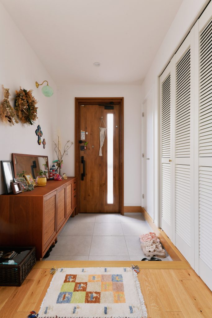 玄関ホール：採光タイプの玄関ドアを採用し、玄関ドアからも優しい光が差し込みます。