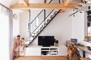 2F子世帯リビング：一級建築士のお父様のデザイン兼施工で完成した空間。アイアン×ナチュラルでまとまった雰囲気に