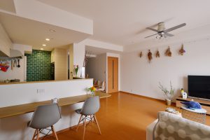 リビングにはピクチャーレールを使って、すきなドライフラワーを飾れるように
