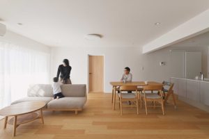 居室への入口は木目の建具を使用し、それ以外の建具は壁紙の色に合わせたホワイトにすることで 壁と一体になり目立たなくなるので木目が引き立ってオススメです。 建具の枠と幅木の色も壁の色に合わせているのでより木目が引き立ちます。