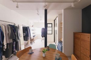 ファッションデザイナーとして自社ブランドを運営するご夫婦が、住まいとサロンを併設した住宅のフルリノベーションをご依頼いただきました。