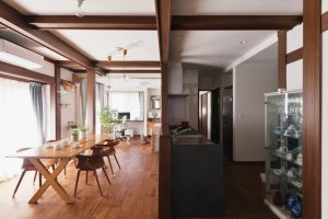 古き良き梁を活かしたリノベーション。リビング空間は日当たりがよく、みんなが集まって団欒できる空間となりました。