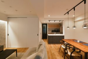 築28年マンションリノベ | 光で空間をデザイン。贅沢な「ふたり時間」を満喫する、大人のためのLDK