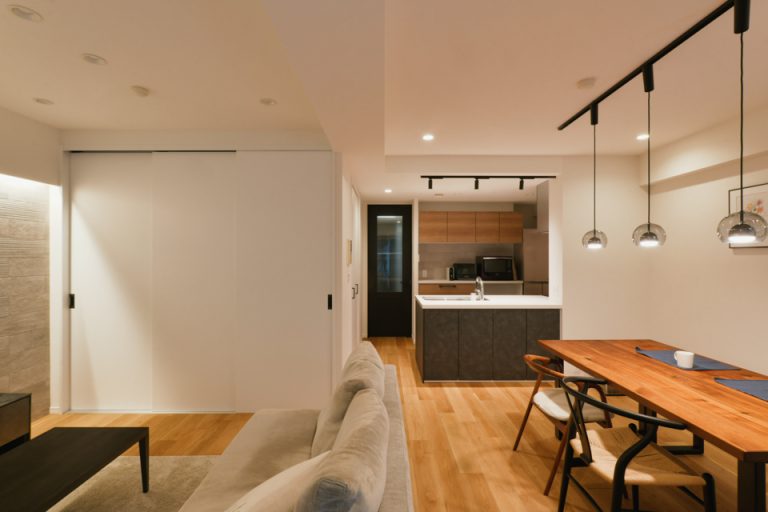 築28年マンションリノベ | 光で空間をデザイン。贅沢な「ふたり時間」を満喫する、大人のためのLDK