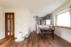 築30年戸建てリノベ | 閉鎖的だったキッチンの壁を取り払って、耐震補強をしつつLDKを一新