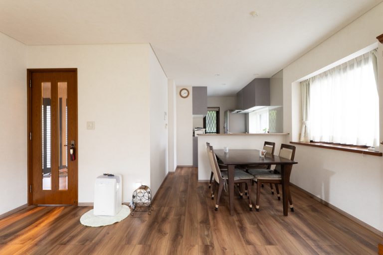 築30年戸建てリノベ | 閉鎖的だったキッチンの壁を取り払って、耐震補強をしつつLDKを一新