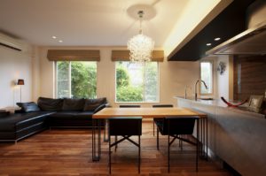 「ナチュラル&シック」が調和。窓からの緑が引き立つ洗練空間