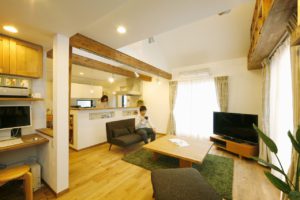 実家の2階を完全分離型に。置き家具がなく家族4人が広々と住める家。