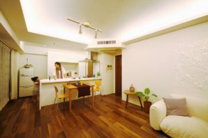 憧れのメーカーや床材に囲まれた、明るく開放的なLDK