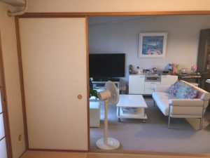 独立型のキッチンと建具の配色は暗い印象で、和室が南側の空間を分断していました。