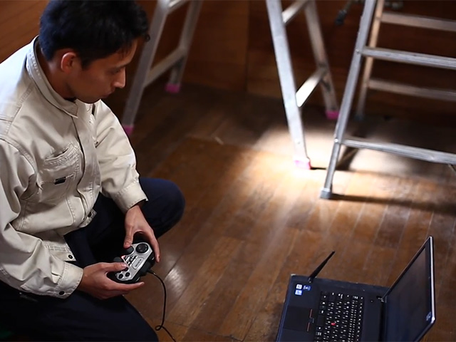 床下診断ロボットの「モーグル」で床下診断をしている様子