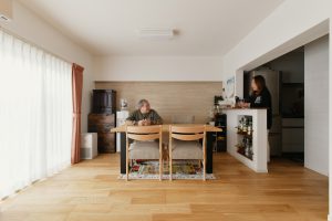 築45年マンションリノベ | 光が彩る「いただきます!」の瞬間