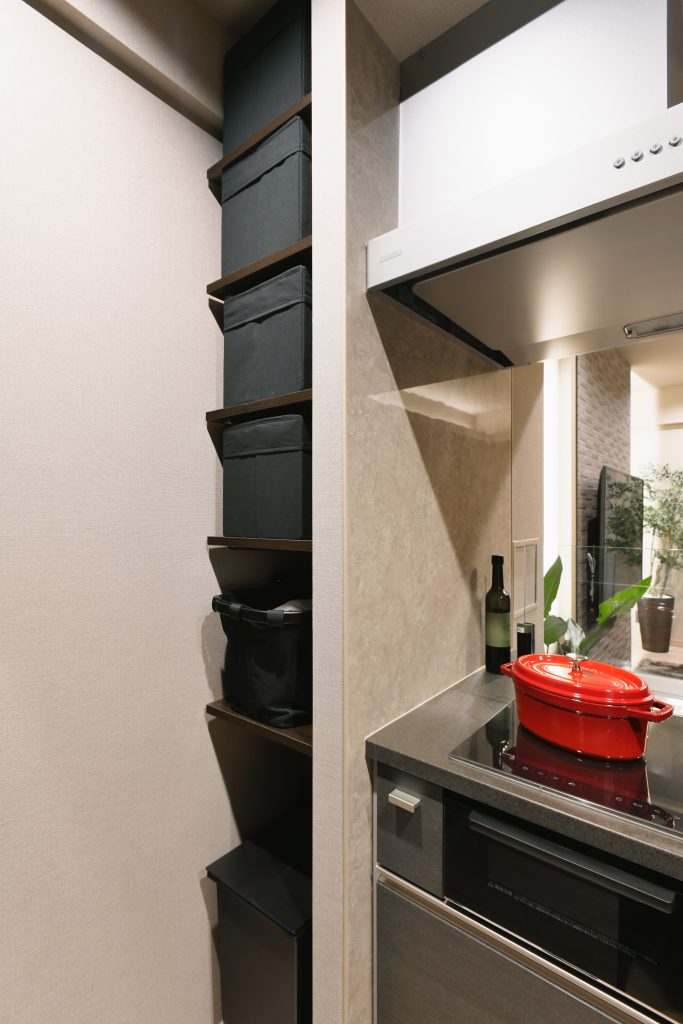 キッチンの袖壁にも可動棚スペースを設け、ごちゃっとするものを隠すことができるように。