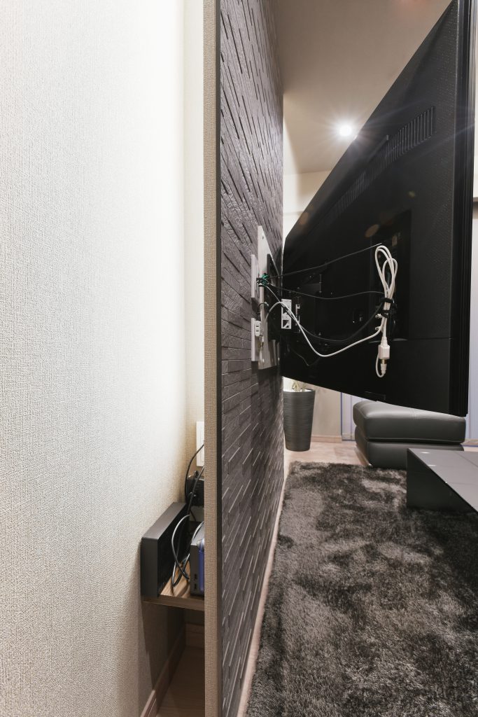 TVの裏に配線スペース件、ゲーム機、お掃除グッズを隠すことができる収納を設けました