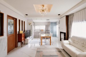 築40年戸建リノベ | 陽光満ちる白い床 ~家族が笑顔で集まるリビング~