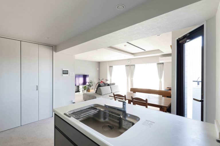 築34年マンションリノベ | 理想の対面キッチンを実現したスタイリッシュモダン空間