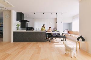 築34年マンションリノベ | 思い出の柱とヌックの空間でくつろぐ家