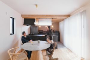 築21年戸建てリノベ | 「オーク×グレー」で魅せる!シューズクローク&ランドリールームがある回遊動線の家