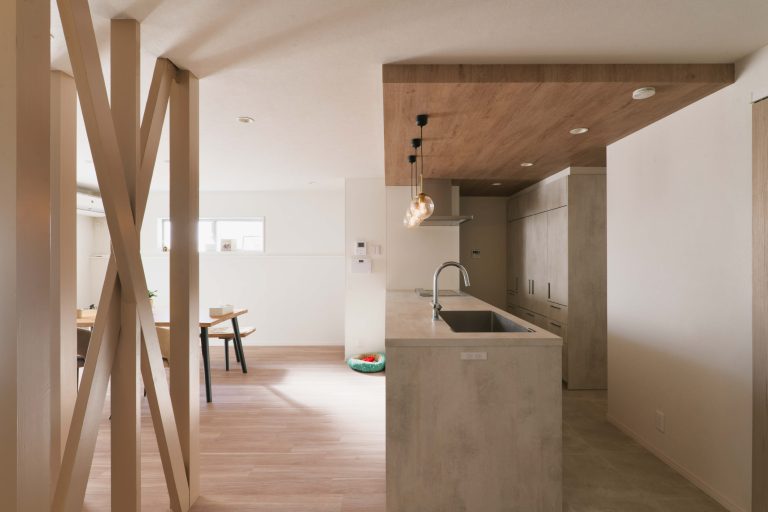 築6年戸建てリノベ | 背を向けないキッチン。家族とつながる間取り