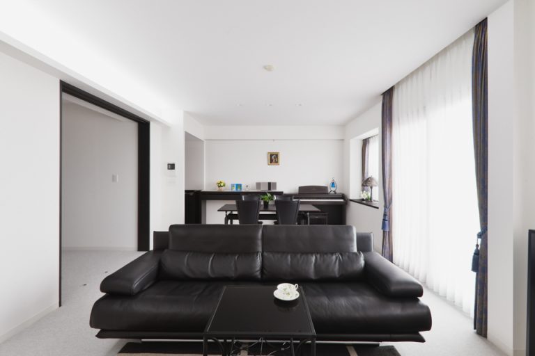 築29年マンションリノベ | 回遊動線でぐるっと快適に。モノトーンで整えた、ひろびろLDKのある暮らし