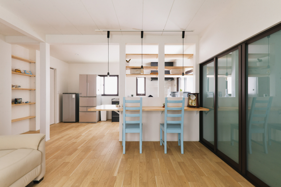 築30年戸建てリノベ | 塗装は自分達で。開放感とブルーグレーで暮らしを彩る。