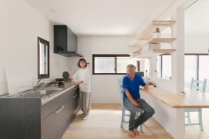 築30年戸建てリノベ | 塗装は自分達で。開放感とブルーグレーで暮らしを彩る。