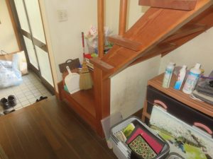 元々は蹴込板のない、オープン階段でした。