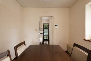 キッチンの入口は人が一人入るスペースほどでした。