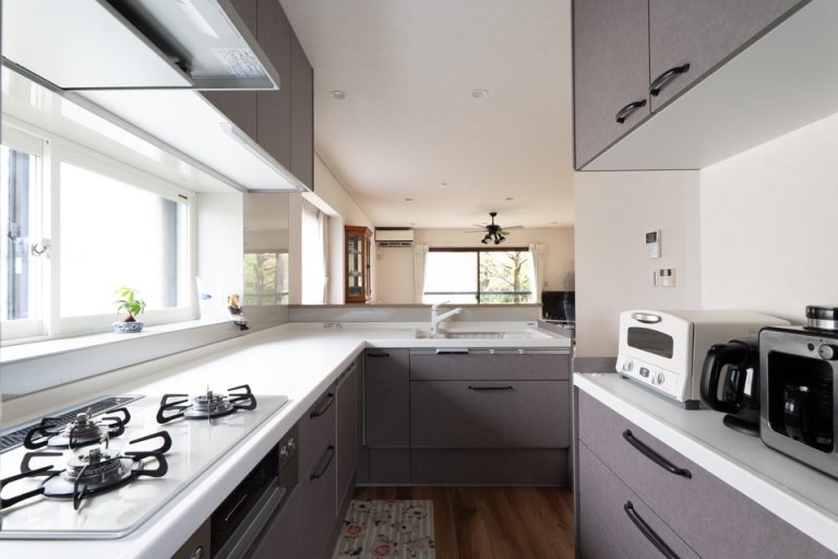 築30年戸建てリノベ | 閉鎖的だったキッチンの壁を取り払って、耐震補強をしつつLDKを一新