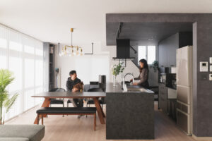 築32年二世帯リノベ | モノトーン×木目が美しい、重量鉄骨二世帯住宅の上質ホテルライク空間