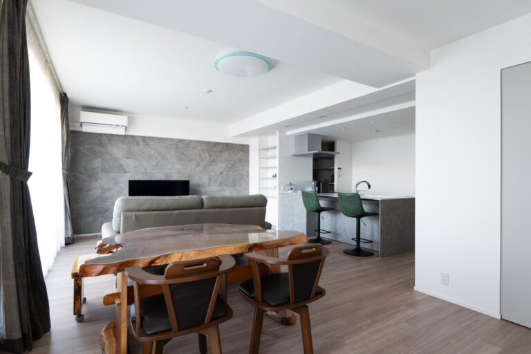 築23年マンションリノベ | 洗練されたグレーインテリア。和室を取り込み開放感あふれるLDKへ