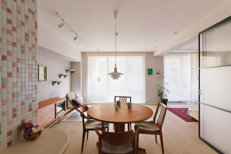 築25年マンションリノベ | これからの夫婦2人暮らし。光を通す間仕切りと心地よい距離感の北欧空間