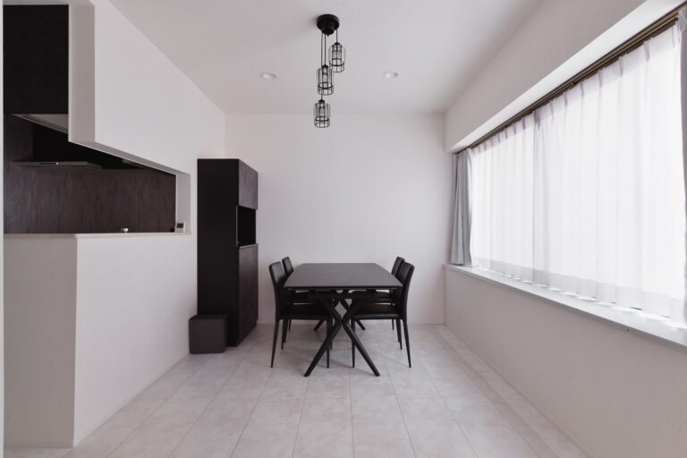 築36年戸建てリノベ | ホテルライク×家事ラク動線！5人家族が暮らすモノトーン空間