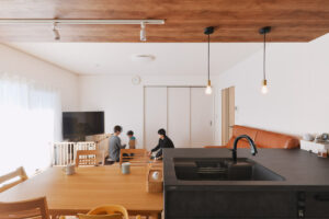 家族4人がのびのび暮らす、築26年ツーバイフォーのフルリノベーション事例。LIXIL「リシェル」の黒いキッチンを主役に 、大容量パントリーや広々リビングなど 、家事ラク動線と生活感を隠す収納アイデアが満載です。