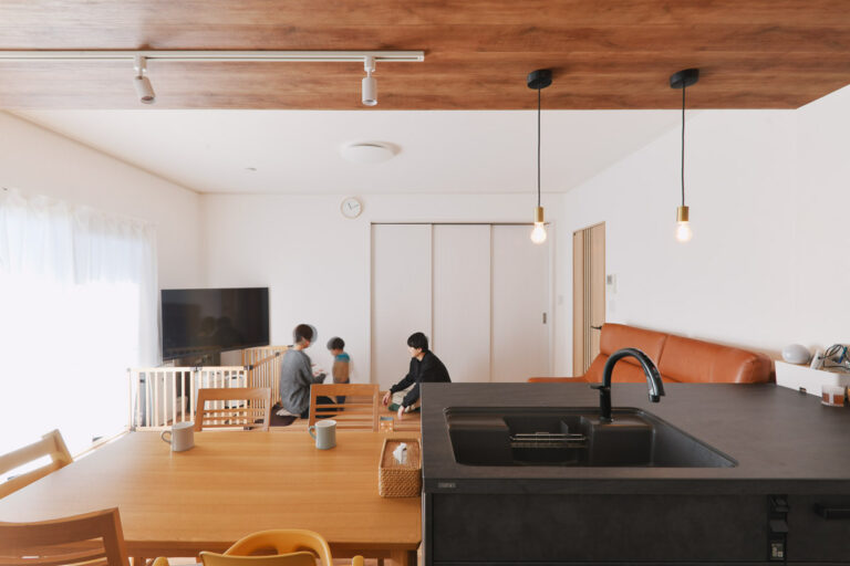 築26年戸建てリノベ | 2×4をフルリノベ！構造計算で「取れない壁」をなくし、子どもを見守る大空間LDKへ