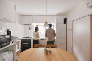 相続された、築45年のマンションのスケルトンリフォーム。大きなランドリースペースや、配線が見えないすっきりとしたリビング空間。彩光面の多さを活用した明るく居心地のいい住まいへと生まれ変わりました。