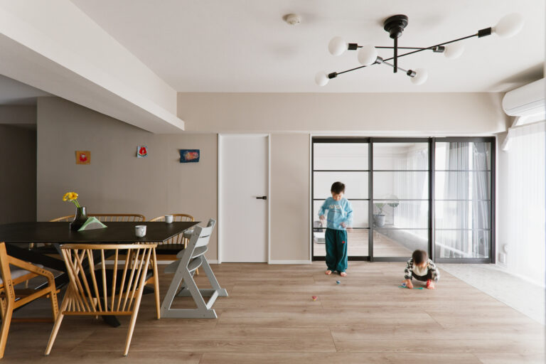 築38年マンションリノベ | 築古マンションが北欧モダンの住まいへ。グレー×ブラックで彩る「私たちらしい暮らし」