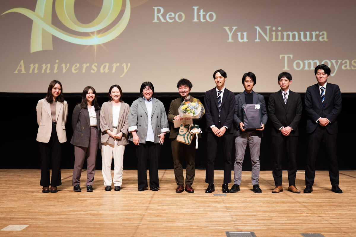 世田谷店メンバーと店長の集合写真